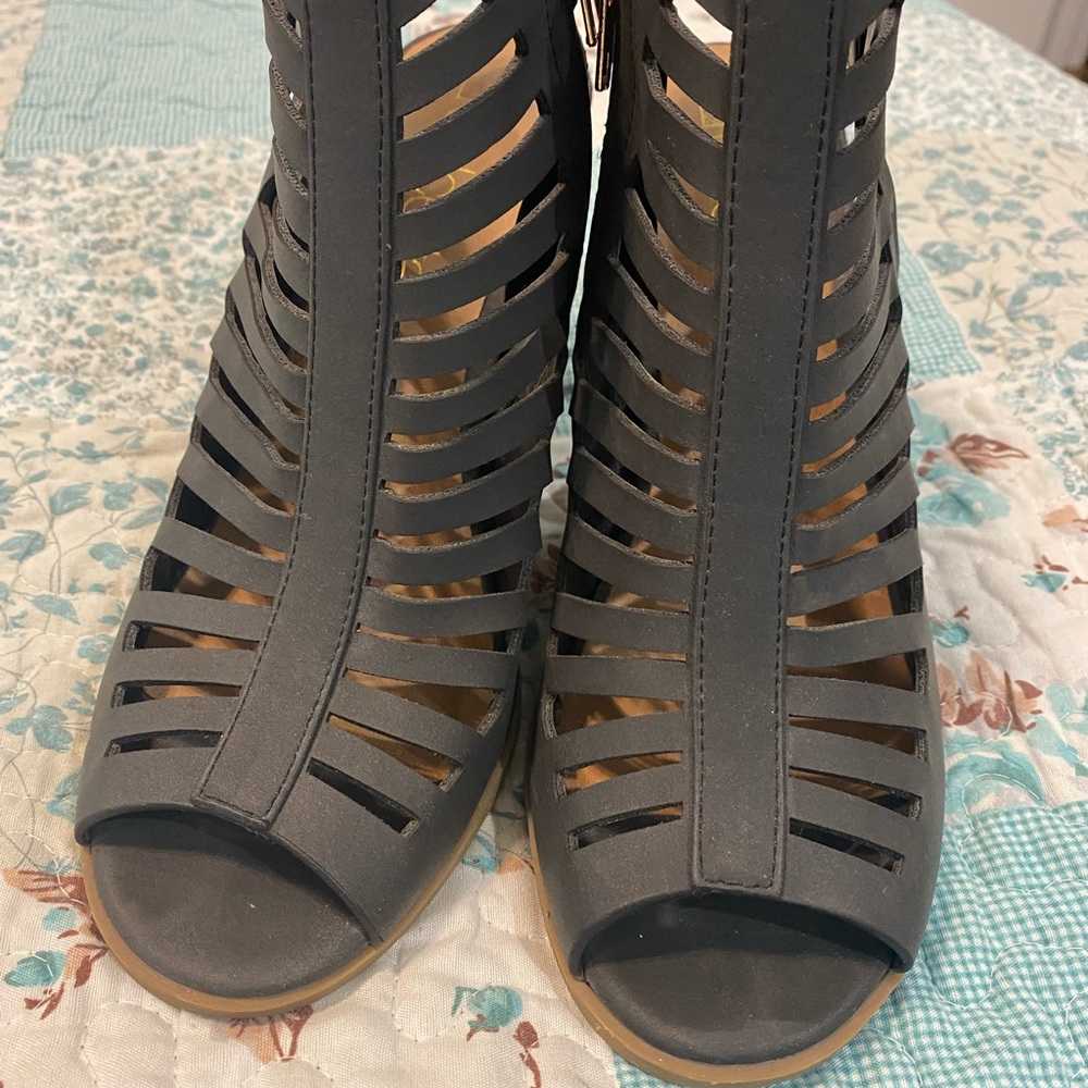 Woman’s dolcetta grey heels. Great condition